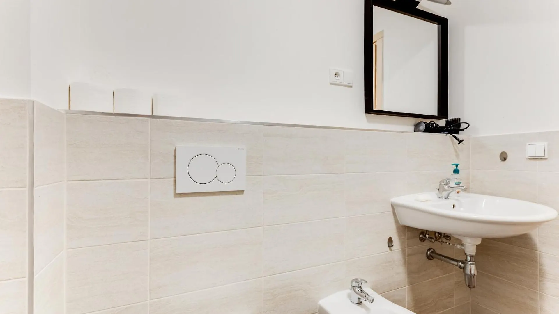 Central Cool Apt With Terrace - Leg11 Praga 0*,  Repubblica Ceca
